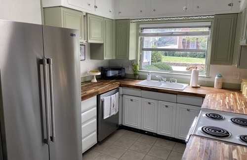 Dalton House | Newly Remodeled Home in Dalton’s Historic District -5mins from I-75