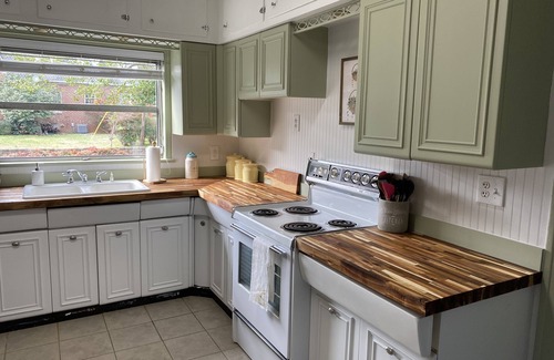 Dalton House | Newly Remodeled Home in Dalton’s Historic District -5mins from I-75