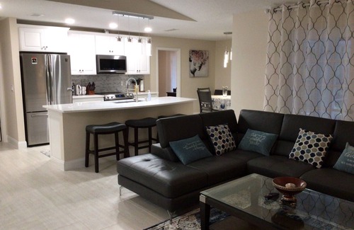 Fruitville House | Newly Remodeled House with a Pool