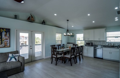 Palm Island House | Newly Remodeled & Upgraded Home w Deck, Bar, PingPong Area Volleyball Sand Court