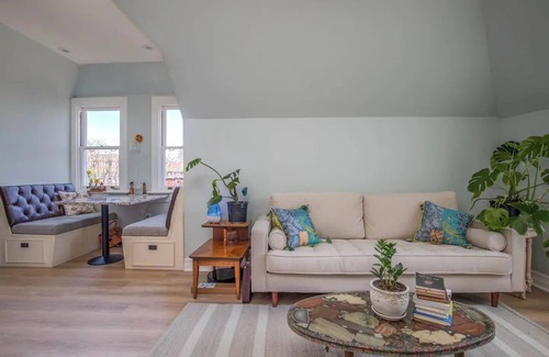 St. Louis Apartment | Newly remodeled, well-equipped 3 bed/2 bath in a historical neighborhood.