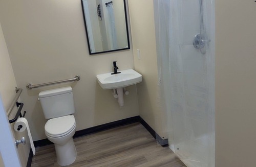 Mattoon Hotel | Newly Remodelled! A6 - Deluxe King Room