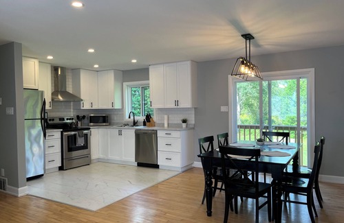 Bourget Apartment | Newly renovated and fully equipped for your stay- Pets welcome!