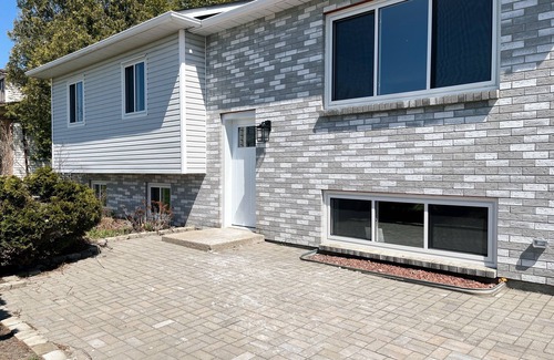 Bourget Apartment | Newly renovated and fully equipped for your stay- Pets welcome!
