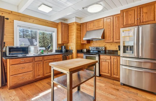 North Upper Truckee House | Newly Renovated House With Red Oak Hard Wood Floor Throughout, Pine Walls, Large Deck backs to Woodland