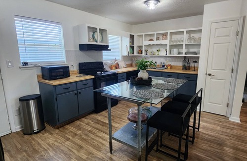 Tallahassee House | Newly renovated 2 Bed 1.5 Bath Bungalow near Universities