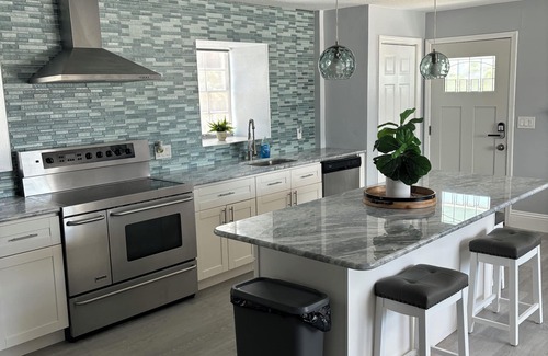 Island Estate Cottage | Newly Renovated 2 bedroom2Bathroom Water view Unit a Walk from Clearwater Beach!