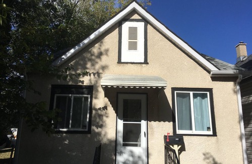 Winnipeg House | Newly renovated 2-bedroom house with WiFi in Winnipeg heart