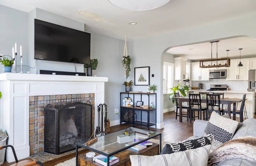 Oakland House | NEWLY Renovated 2 BR | 1 BA Havenscourt Home