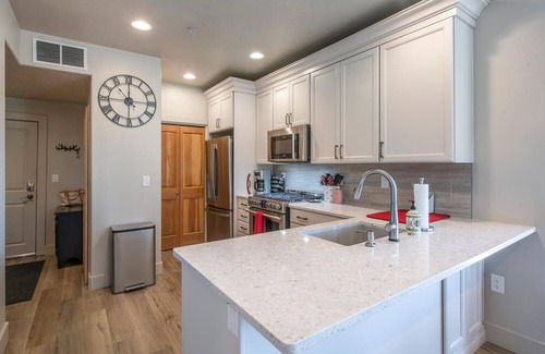 Kimball Junction Condo | Newly renovated 2BD/2BA w/patio - near skiing & shopping - sleeps 6