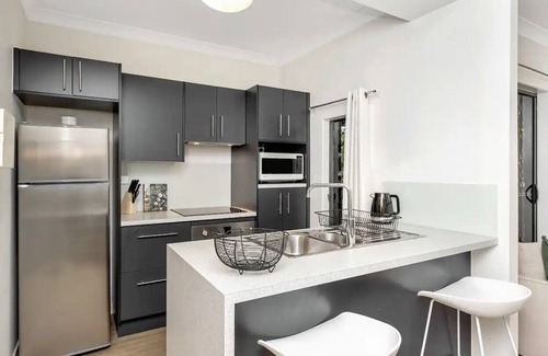 North Ward Apartment | Newly renovated 2BR apartment. The Strand offers 2.5km of stunning walkway!