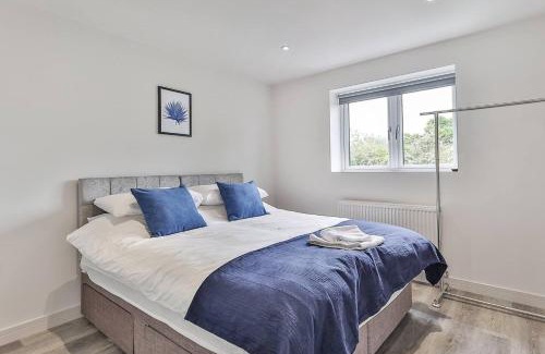 Sheffield Apartment | Newly Renovated 3 Bed 2 Bath Apartment & Parking