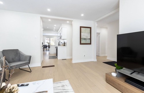 Richmond Hill House | Newly renovated 3 bedroom unit Richmond Hill