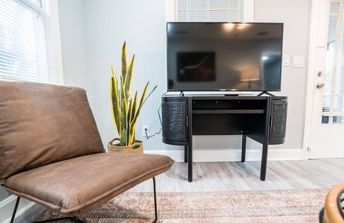 Lakeshore South House | Newly Renovated 3 Bedroom House Near Murray Hill