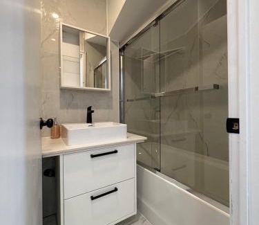 Cote-Des-Neiges—Notre-Dame-De-Grace Apartment | Newly Renovated 3BR 2BA Spacious and Modern