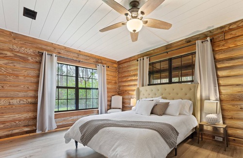 Florida Panhandle Cabin | Newly Renovated 4/3 Cabin, 65"TV, Hot Tub, Firepit