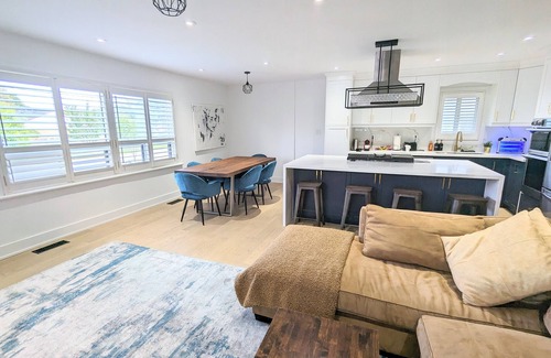 Richview House | Newly renovated 4 Rooms and 3 Baths Suite w/Parking by Pearson Airportnn