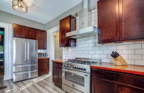 Bonnycastle House | Newly Renovated 4BR, 1-King, Gourmet Kitchen , Derby NULU EXPO, walk to shops, dining, nightlife w Fenced Yard & Playground
