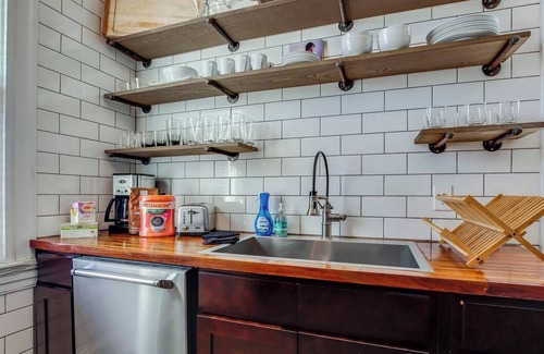 Bonnycastle House | Newly Renovated 4BR, 1-King, Gourmet Kitchen , Derby NULU EXPO, walk to shops, dining, nightlife w Fenced Yard & Playground