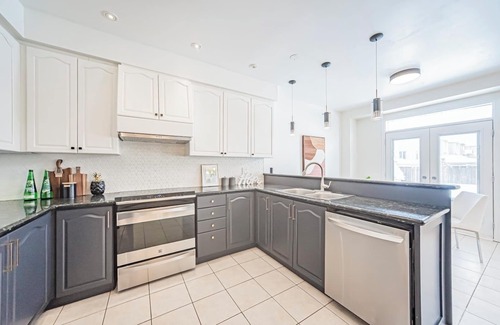 Richmond Hill House | Newly renovated 2-story house with 5 bed rooms and 4 washrooms