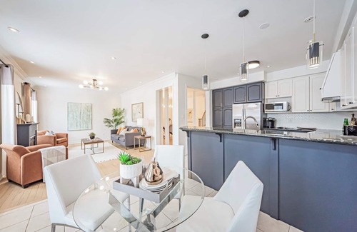 Richmond Hill House | Newly renovated 2-story house with 5 bed rooms and 4 washrooms
