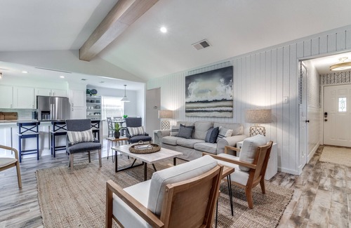 Grapevine House | Newly Renovated! - Charming Chaparral