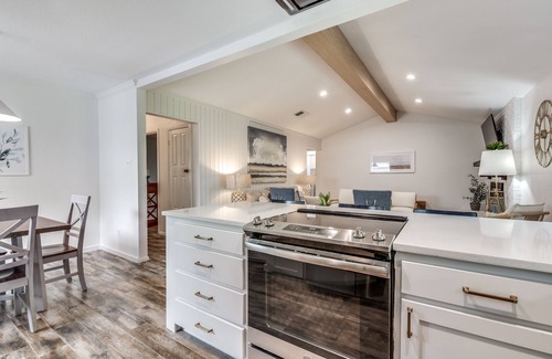 Grapevine House | Newly Renovated! - Charming Chaparral