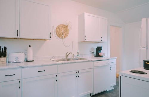 Crosby House | Newly Renovated Cozy 3 Bed, Bike Trails, Shopping, Food, Near Lake, Near Park!