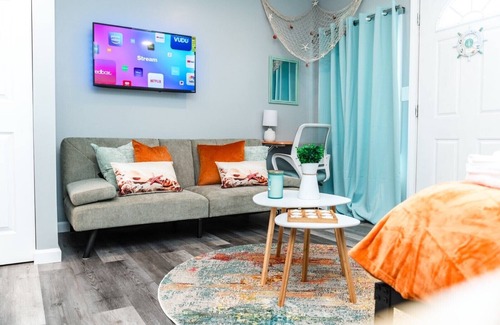 Milford Apartment | NEWLY Renovated Cozy Home near beaches, restaurants, bars, and Yale University