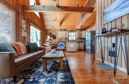 Tiger Cabin | Newly Renovated Cozy Mountain Cabin with Hot Tub and Views - 5 min to Clayton