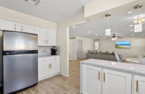 Biggs Field House | Newly Renovated Cozy Retreat - Close to Airport