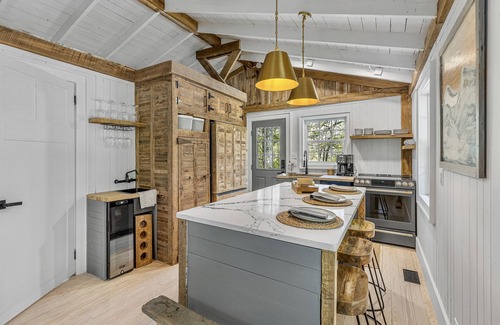 Mirror Lake Cottage | Newly Renovated Cozy Cottage in Highlands