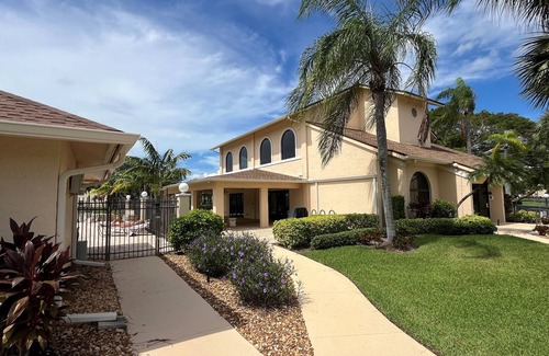 Cypress Lake Condo | Newly renovated Cypress Lake Condo with Pool, Hot Tub and Pickleball
