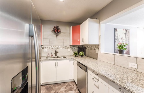 Overland Park House | Newly renovated duplex for up to 8 people - adjoining unit #2
