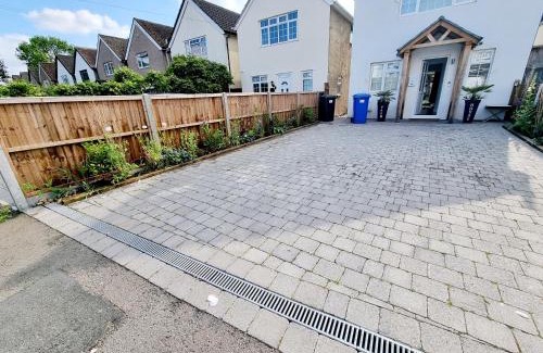 Runnymede Apartment | Newly Renovated Detached House Weybridge Garden Free Parking WiFi Netflix Train Station London Amenities Nature Work Contractors Family Holiday