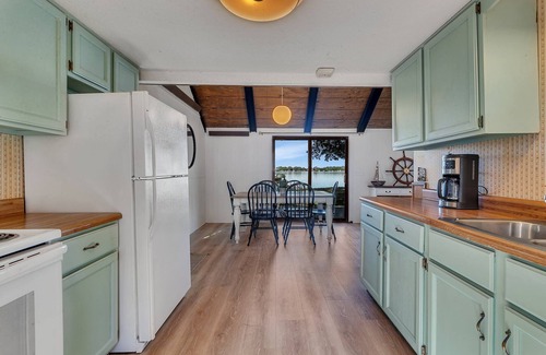 Atwater House | Newly Renovated Diamond Lake Oasis