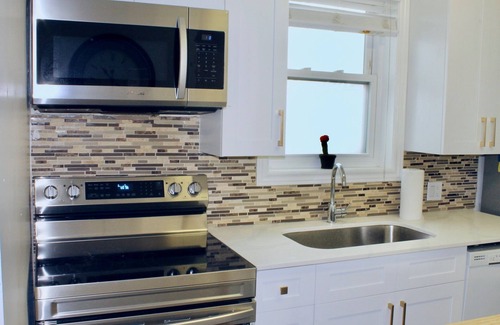 Six Points House | Newly Renovated Etobicoke 3BR/2Bath Urban Oasis w/Patio