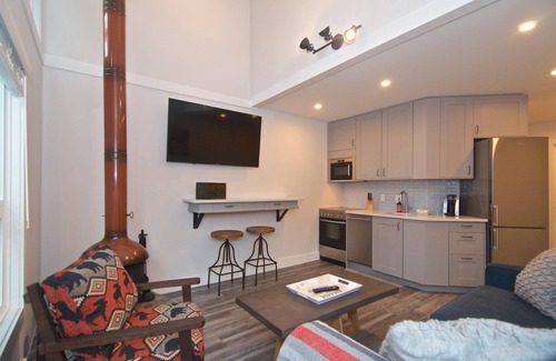 Whistler Creekside House | Newly renovated, free parking, double bunk bed plus sofa bed, in-suite laundry, walk to lifts.