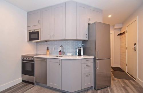 Whistler Creekside House | Newly renovated, free parking, double bunk bed plus sofa bed, in-suite laundry, walk to lifts.