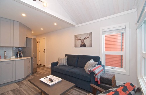 Whistler Creekside House | Newly renovated, free parking, double bunk bed plus sofa bed, in-suite laundry, walk to lifts.