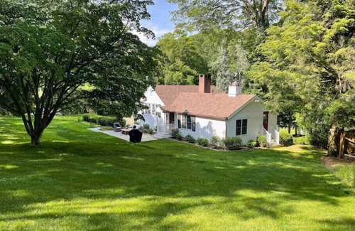 South Salem House | Newly renovated guesthouse with a pation