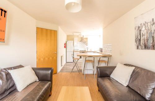 Cotham Apartment | Newly Renovated Hampton 1 by Prescott Apartments