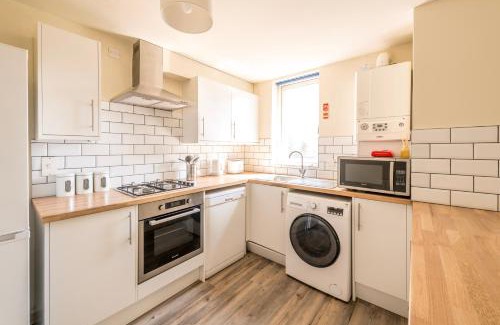 Cotham Apartment | Newly Renovated Hampton 1 by Prescott Apartments