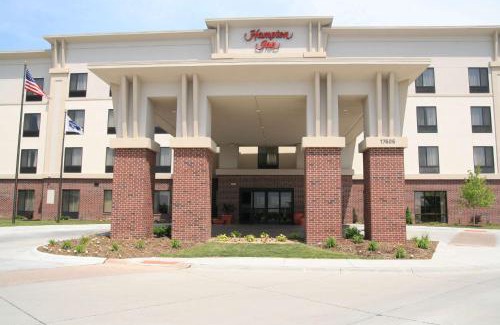 West Omaha Hotel | Newly Renovated Hampton Inn Omaha West Lakeside