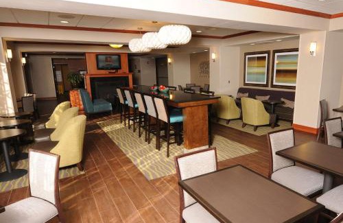West Omaha Hotel | Newly Renovated Hampton Inn Omaha West Lakeside