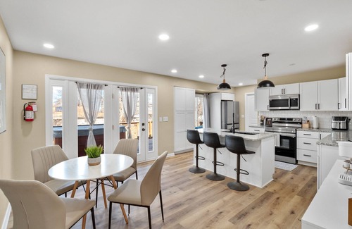 Independence House | Newly Renovated House only 4 minutes to Arrowhead Stadium! Newly remodeled home