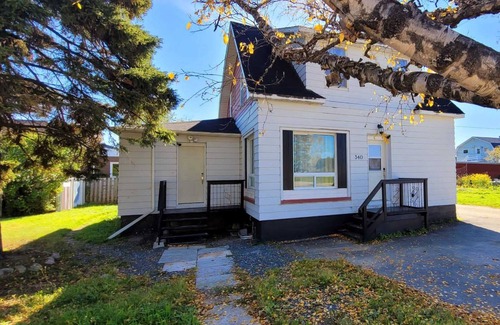 Cochrane House | Newly renovated home in the heart of Cochrane close to lake and downtown