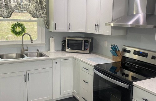 Marion House | Newly renovated home! One block from Back of the Dragon-Close to downtown Marion