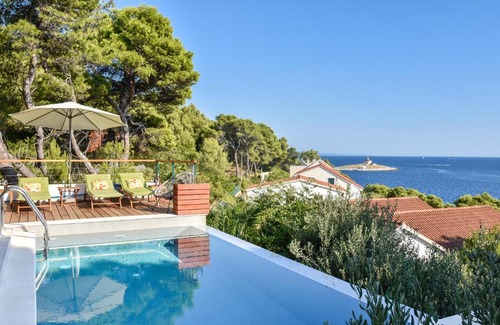 Krizni rat House | Newly renovated house in the town of Hvar with new pool, sea view and only 100m far from the sea.