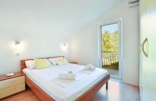 Krizni rat House | Newly renovated house in the town of Hvar with new pool, sea view and only 100m far from the sea.
